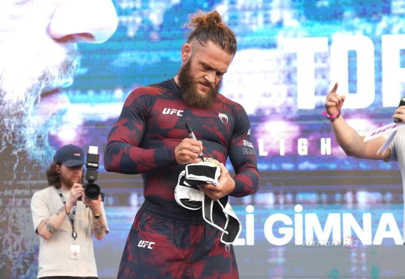 Рафаэля Физиева встретили овациями на открытой тренировке UFC в Баку