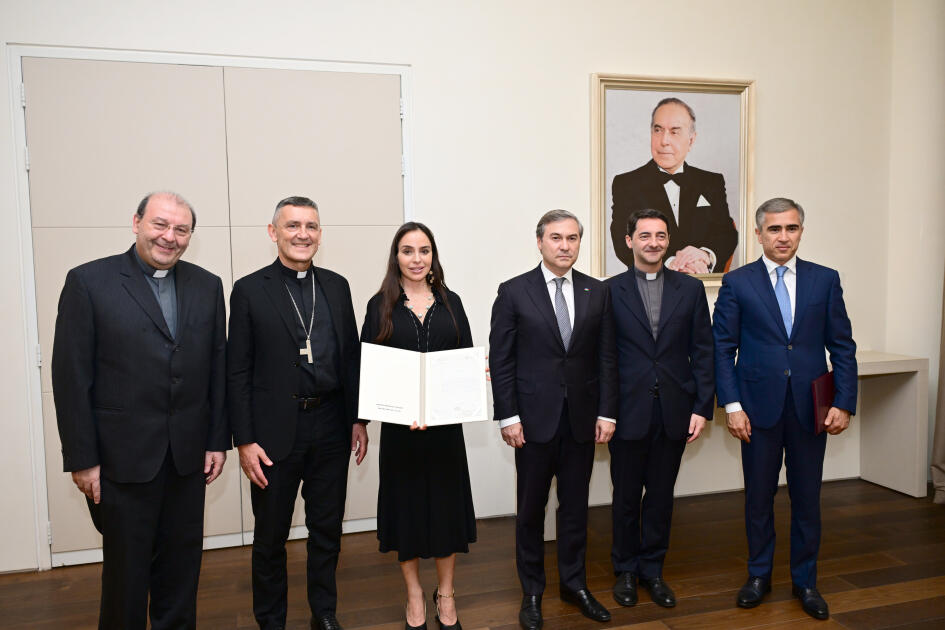 Heydər Əliyev Fondunun vitse-prezidenti Leyla Əliyeva Vatikan Apostol Kitabxanası və Apostol Arxivinin rəhbəri ilə görüşüb