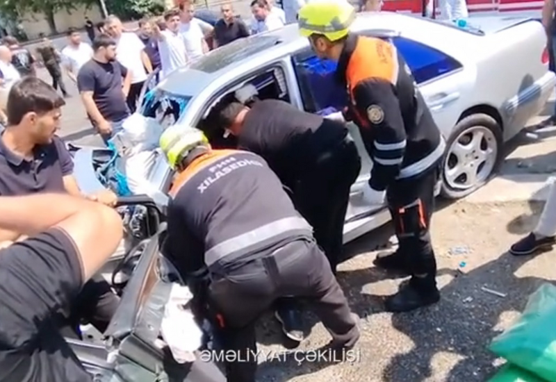 В Баку столкнулись Mercedes и Range Rover