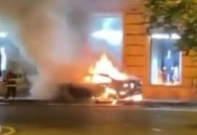 В центре Баку сгорел автомобиль
