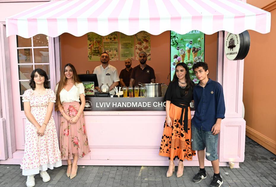 Лейла Алиева и Арзу Алиева посетили летний фестиваль CandyFest и посмотрели шоу цирка на воде «Волшебная жемчужина»