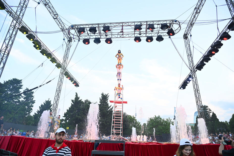 Лейла Алиева и Арзу Алиева посетили летний фестиваль CandyFest и посмотрели шоу цирка на воде «Волшебная жемчужина»