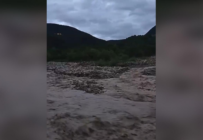 Şamaxıda Ağsu çayı daşdı - hərəkət iflic oldu