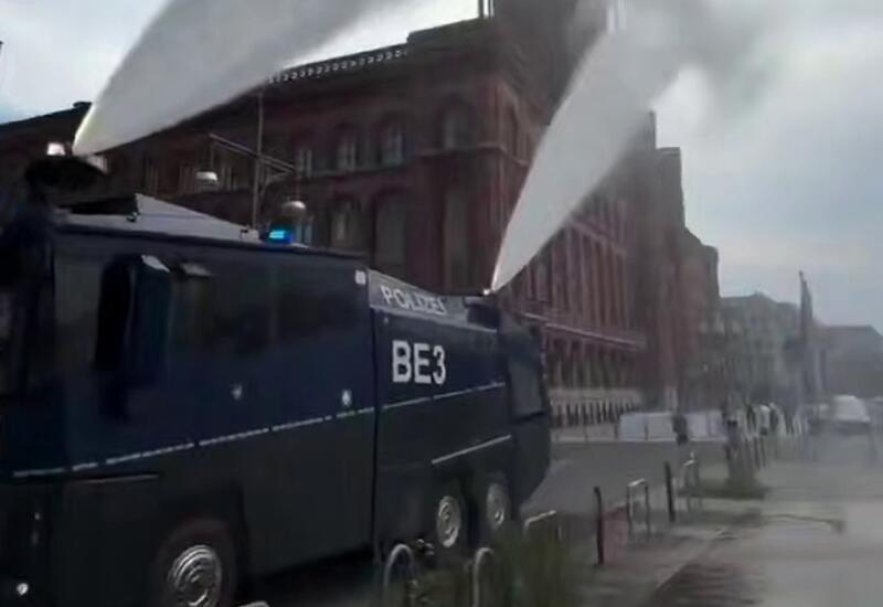 В Берлине водометы превратили в источники охлаждающего тумана