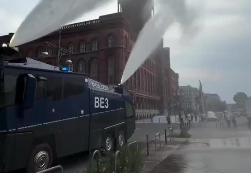 Полиция в Берлине применила водометы против жары