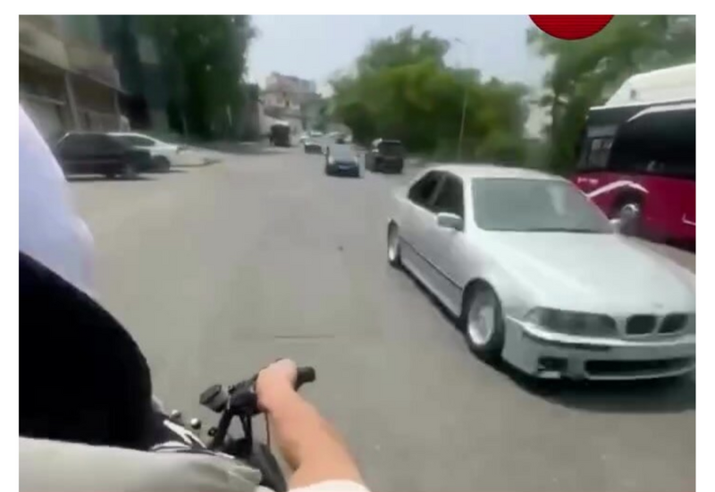 Motosiklet sürücüsü "TikTok" videosu üçün yolda təhlükə saçdı