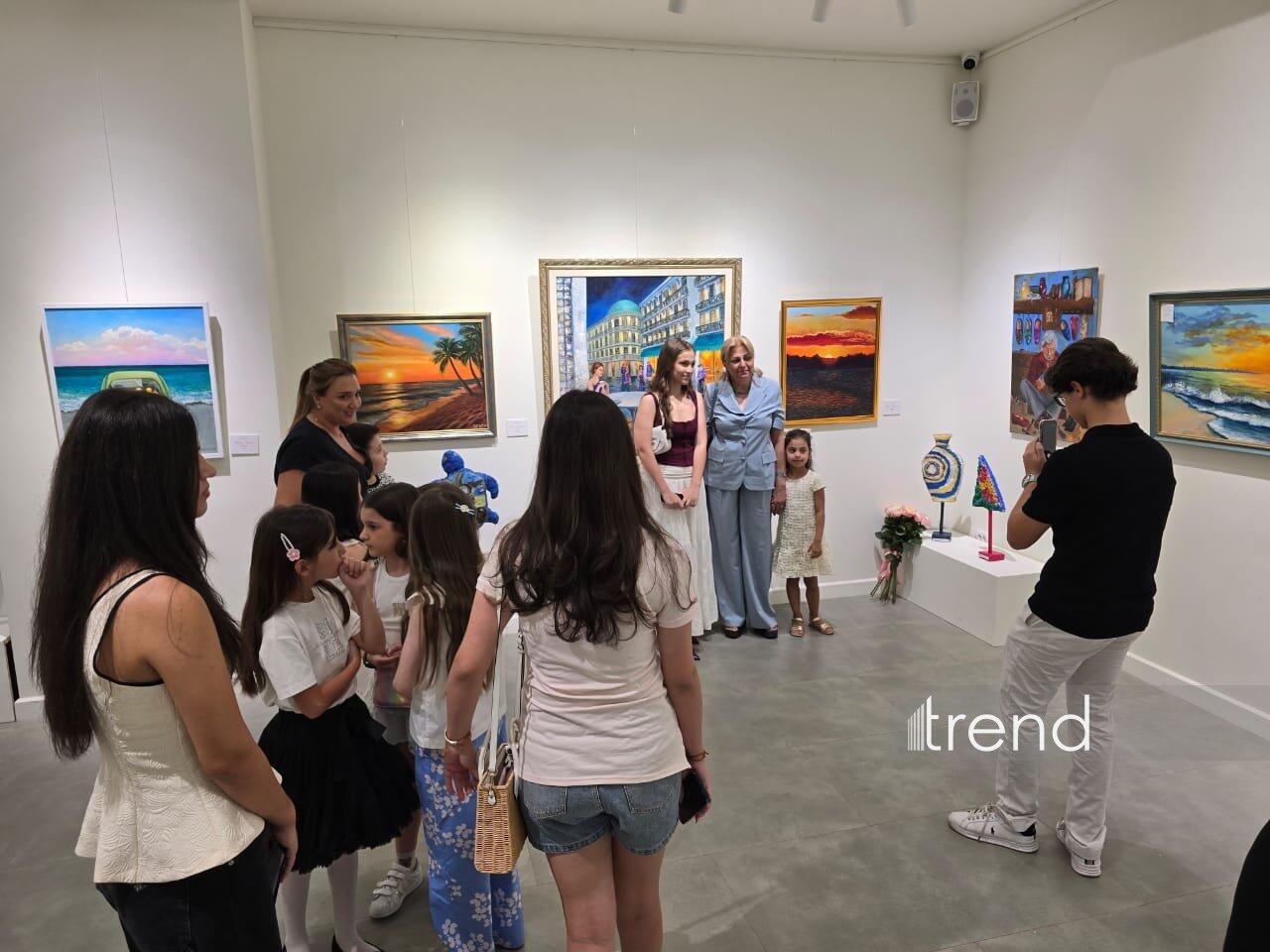 В Баку открылась красочная экспозиция Gulnar Art Studio под названием "Разные взгляды"