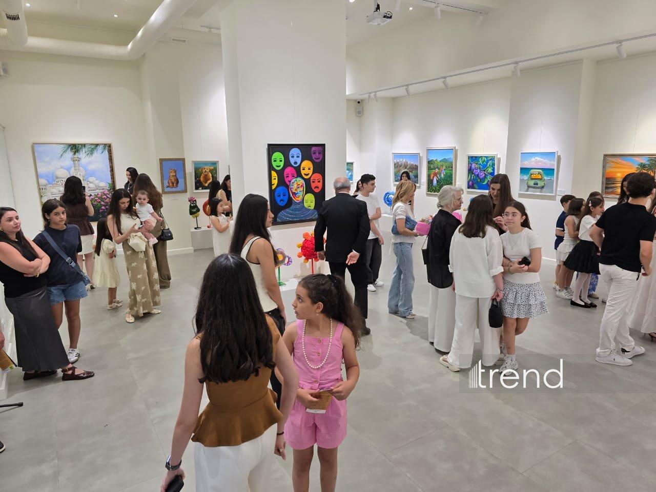 В Баку открылась красочная экспозиция Gulnar Art Studio под названием "Разные взгляды"