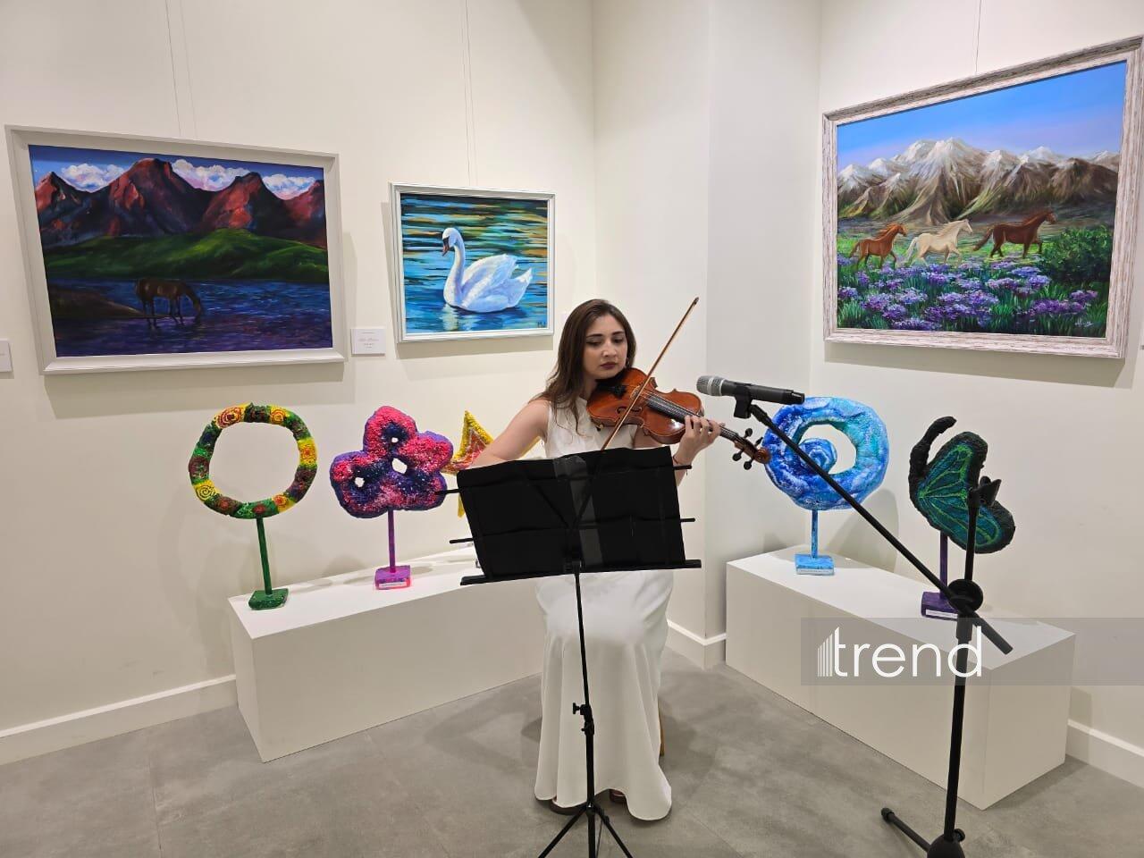 В Баку открылась красочная экспозиция Gulnar Art Studio под названием "Разные взгляды"