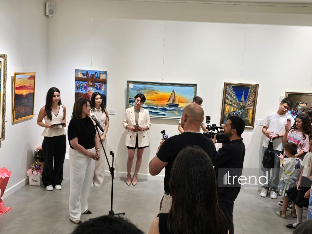 В Баку открылась красочная экспозиция Gulnar Art Studio под названием "Разные взгляды"