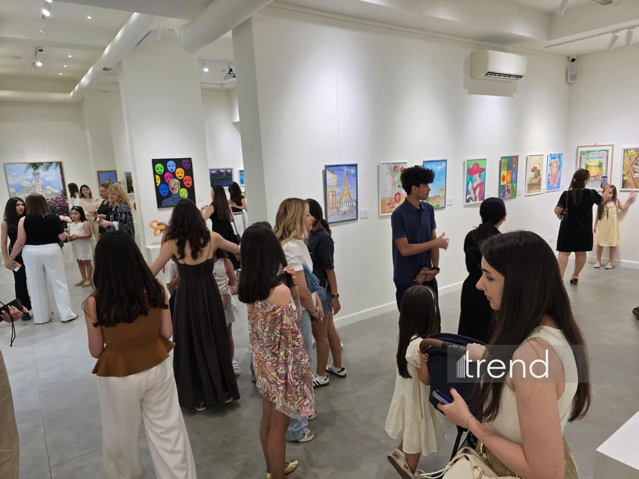 В Баку открылась красочная экспозиция Gulnar Art Studio под названием "Разные взгляды"