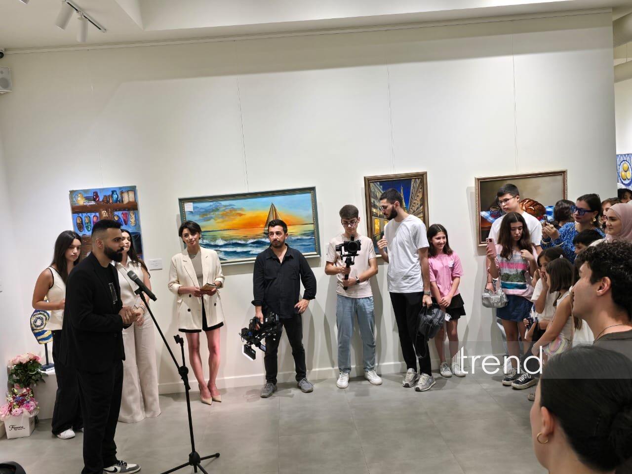 В Баку открылась красочная экспозиция Gulnar Art Studio под названием "Разные взгляды"