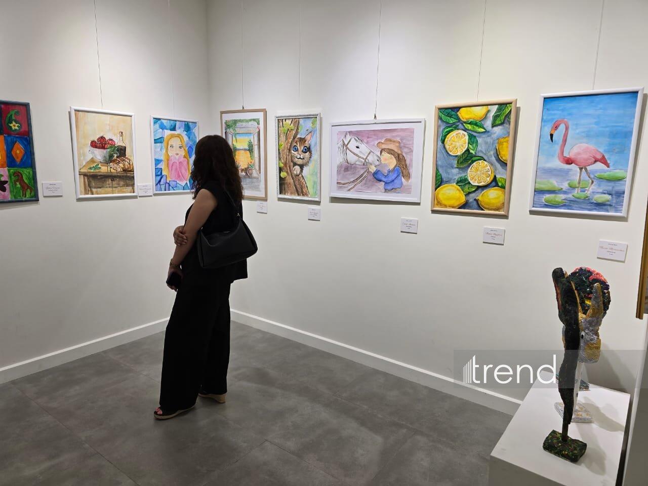 В Баку открылась красочная экспозиция Gulnar Art Studio под названием "Разные взгляды"