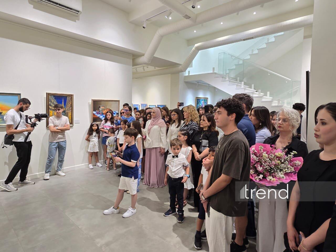 В Баку открылась красочная экспозиция Gulnar Art Studio под названием "Разные взгляды"