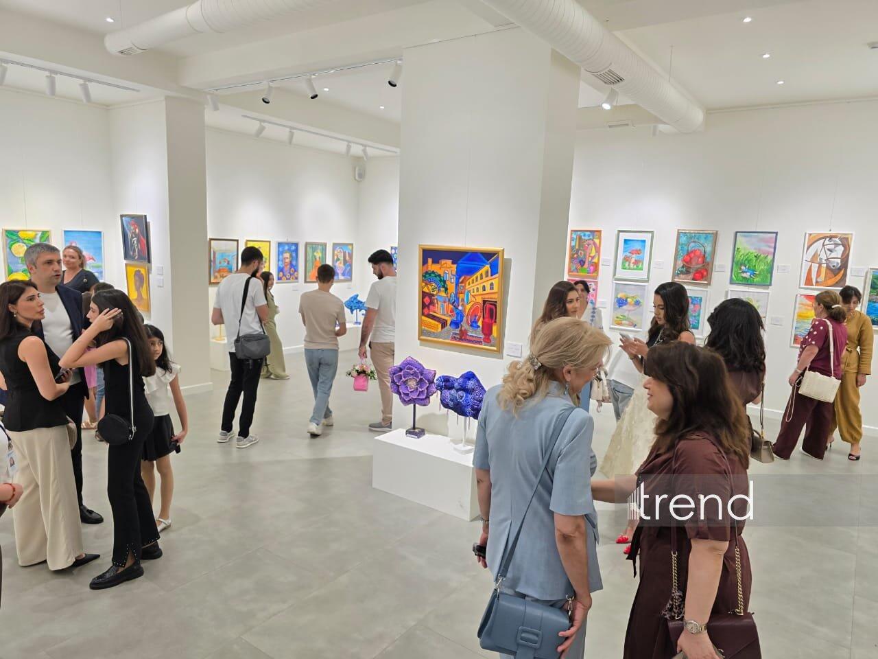 В Баку открылась красочная экспозиция Gulnar Art Studio под названием "Разные взгляды"