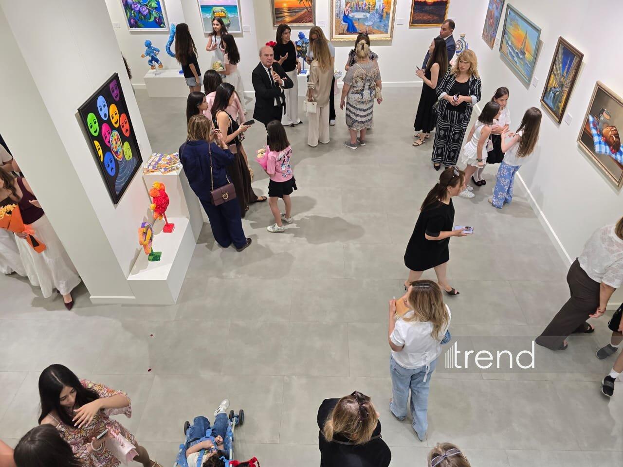 В Баку открылась красочная экспозиция Gulnar Art Studio под названием "Разные взгляды"