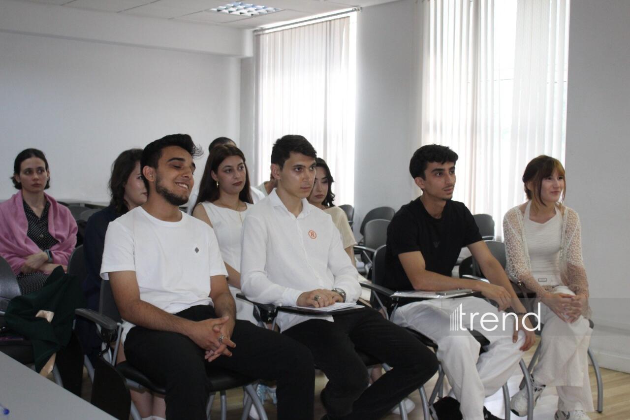 “Zərərli xarici təsirlərə və saxta xəbərlərə qarşı sayıqlığın artırılmasına dəstək” layihəsi çərçivəsində tədbir keçirilib