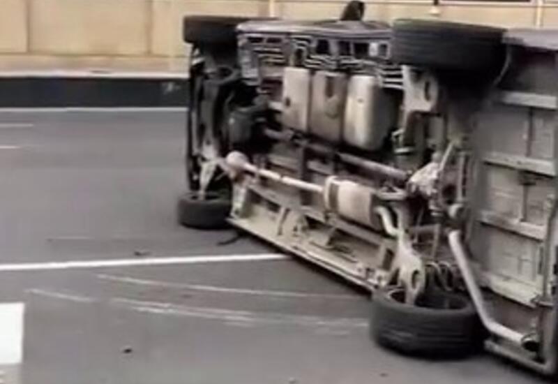В Баку столкнулись два автомобиля, один из них перевернулся