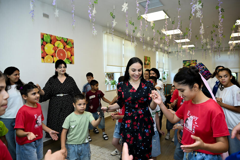 Heydər Əliyev Fondunun vitse-prezidenti Leyla Əliyeva Şəkidə Uşaq evi sosial xidmət müəssisəsinin sakinləri ilə görüşüb