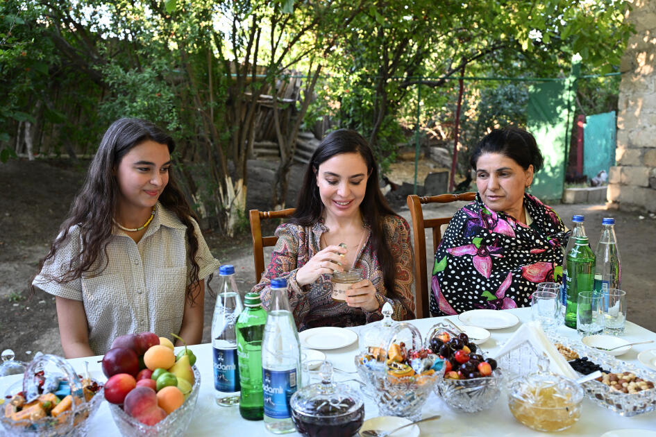 Heydər Əliyev Fondunun vitse-prezidenti Leyla Əliyeva Yevlaxda “Gənc arıçı” layihəsinin iştirakçısı ilə görüşüb