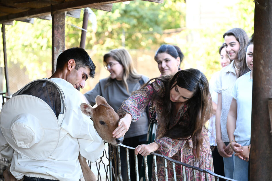 Heydər Əliyev Fondunun vitse-prezidenti Leyla Əliyeva Yevlaxda “Gənc arıçı” layihəsinin iştirakçısı ilə görüşüb
