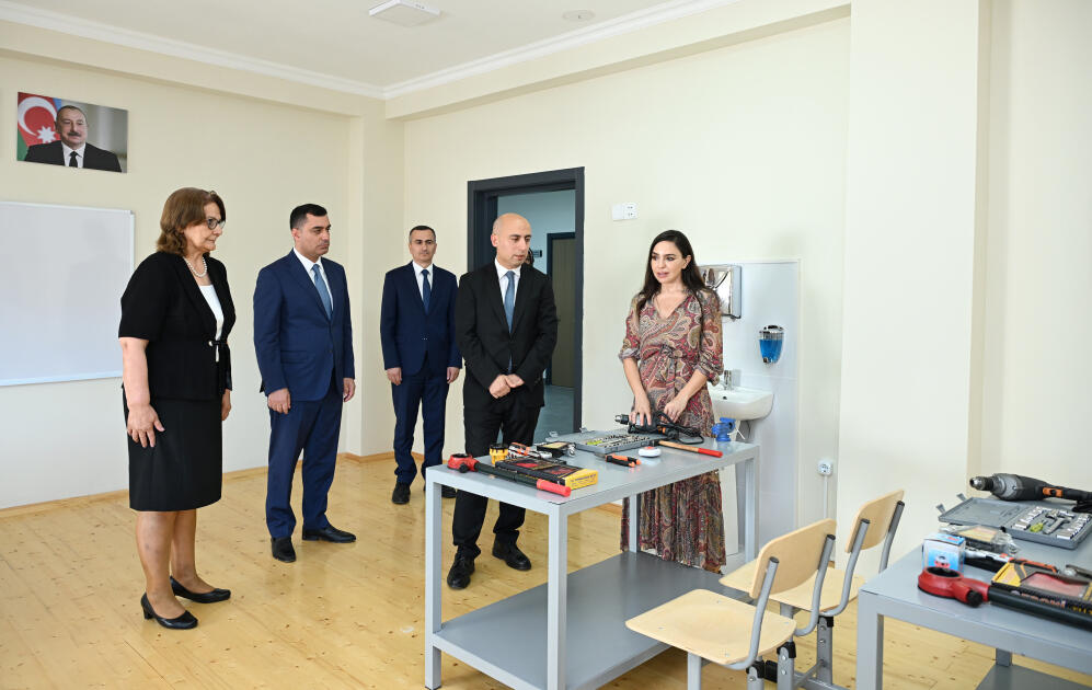 Heydər Əliyev Fondunun vitse-prezidenti Leyla Əliyeva Yevlaxda məktəb binasının açılışında iştirak edib