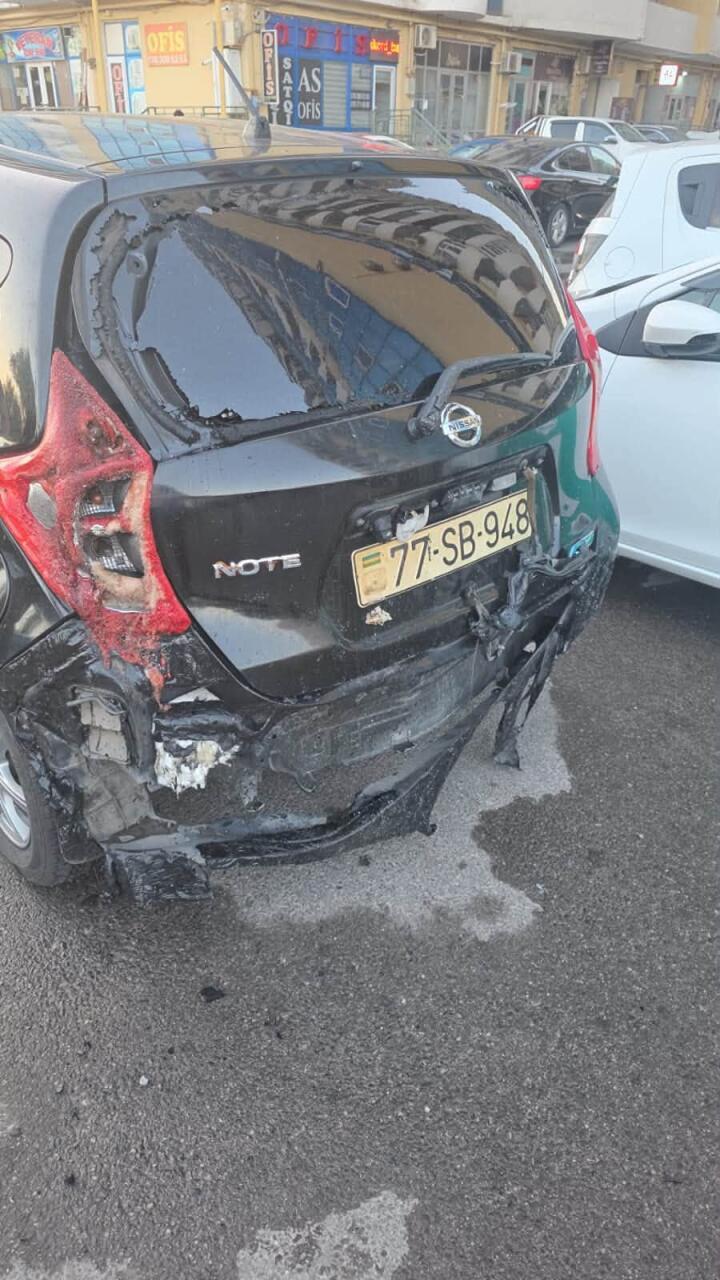 Четыре автомобиля повреждены при пожаре в жилом комплексе Баку