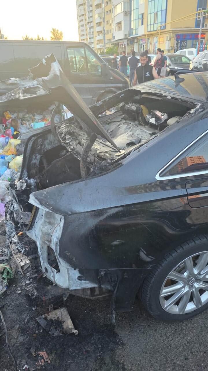 Четыре автомобиля повреждены при пожаре в жилом комплексе Баку