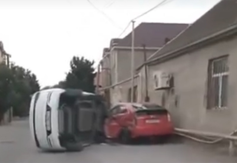 В Баку BYD перевернулся после столкновения с Toyota Prius