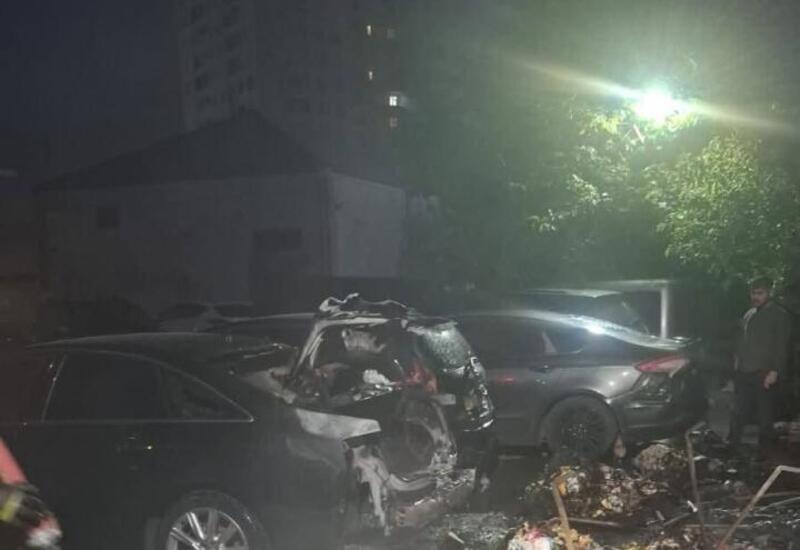 Четыре автомобиля повреждены при пожаре в жилом комплексе Баку