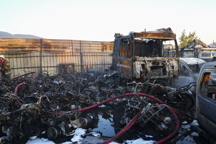 В Турции при пожаре на штрафстоянке сгорели 62 автомобиля