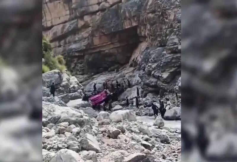 Автобус сорвался в овраг в Пакистане: