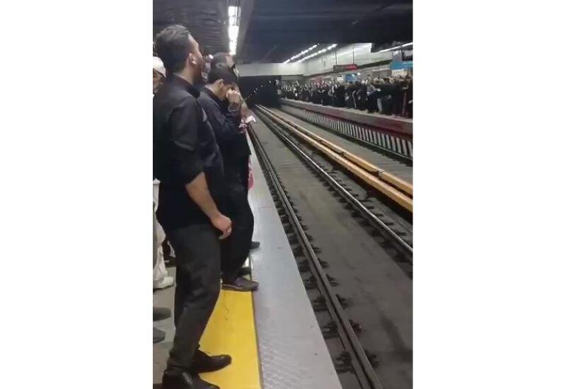 Иранцы прощаются с Хаменеи даже в метро