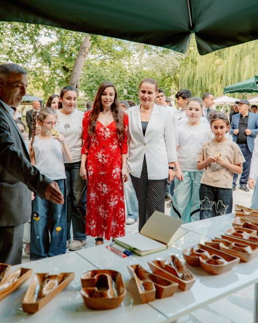 Heydər Əliyev Fondunun vitse-prezidenti Leyla Əliyeva Qəbələdə fərdi sərginin açılışında və ağacəkmə aksiyasında iştirak edib