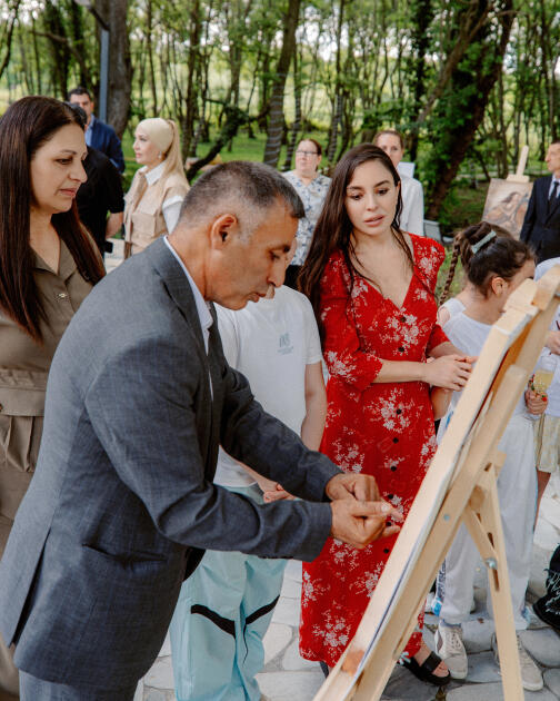 Heydər Əliyev Fondunun vitse-prezidenti Leyla Əliyeva Qəbələdə fərdi sərginin açılışında və ağacəkmə aksiyasında iştirak edib