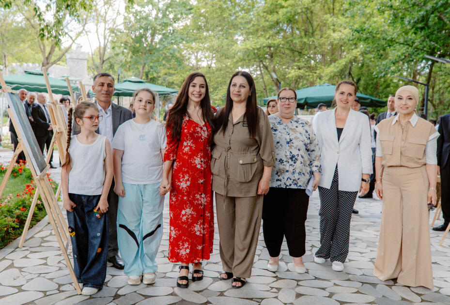Heydər Əliyev Fondunun vitse-prezidenti Leyla Əliyeva Qəbələdə fərdi sərginin açılışında və ağacəkmə aksiyasında iştirak edib