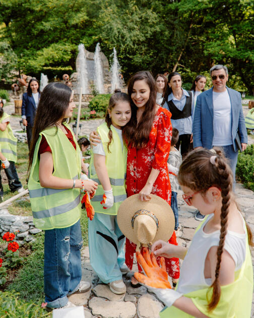 Heydər Əliyev Fondunun vitse-prezidenti Leyla Əliyeva Qəbələdə fərdi sərginin açılışında və ağacəkmə aksiyasında iştirak edib