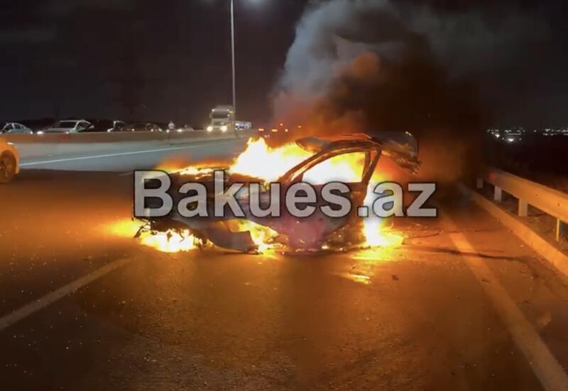 Автомобиль разорвало на две части в Баку