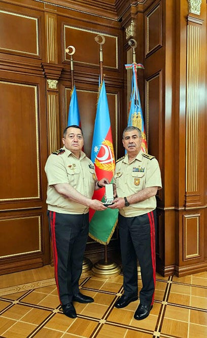 Глава Минобороны наградил гендиректора и группу военнослужащих