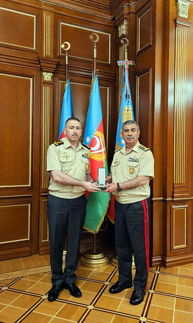 Глава Минобороны наградил гендиректора и группу военнослужащих