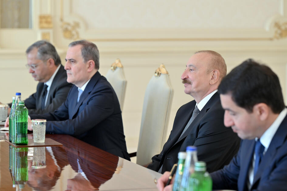 Президент Ильхам Алиев принял члена Комитета по международным отношениям Сената США