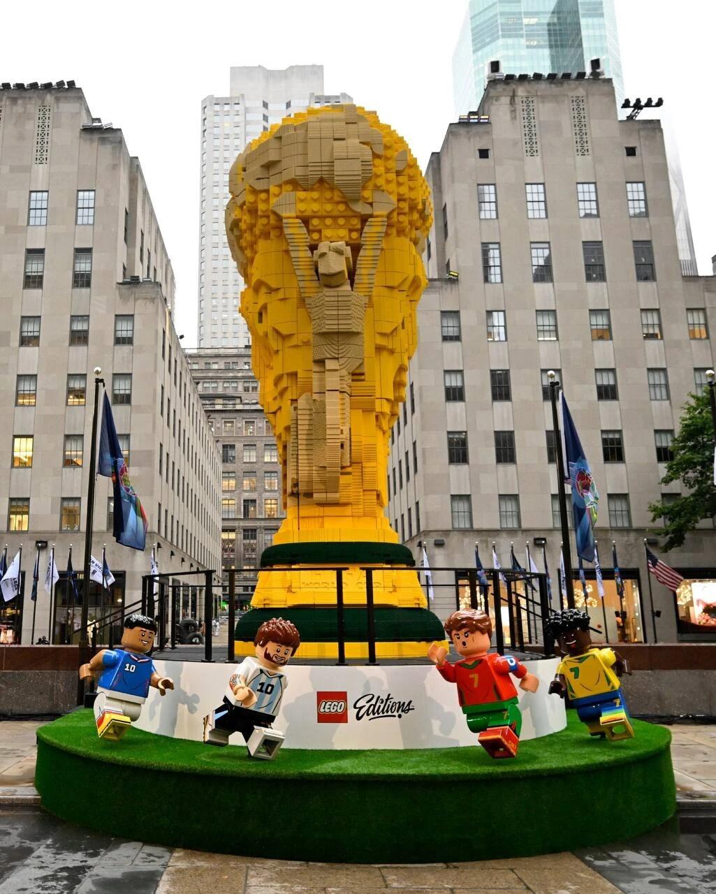 LEGO представила гигантский кубок ЧМ-2026