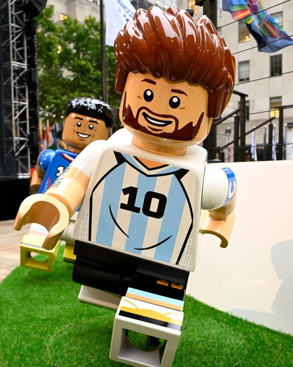 LEGO представила гигантский кубок ЧМ-2026