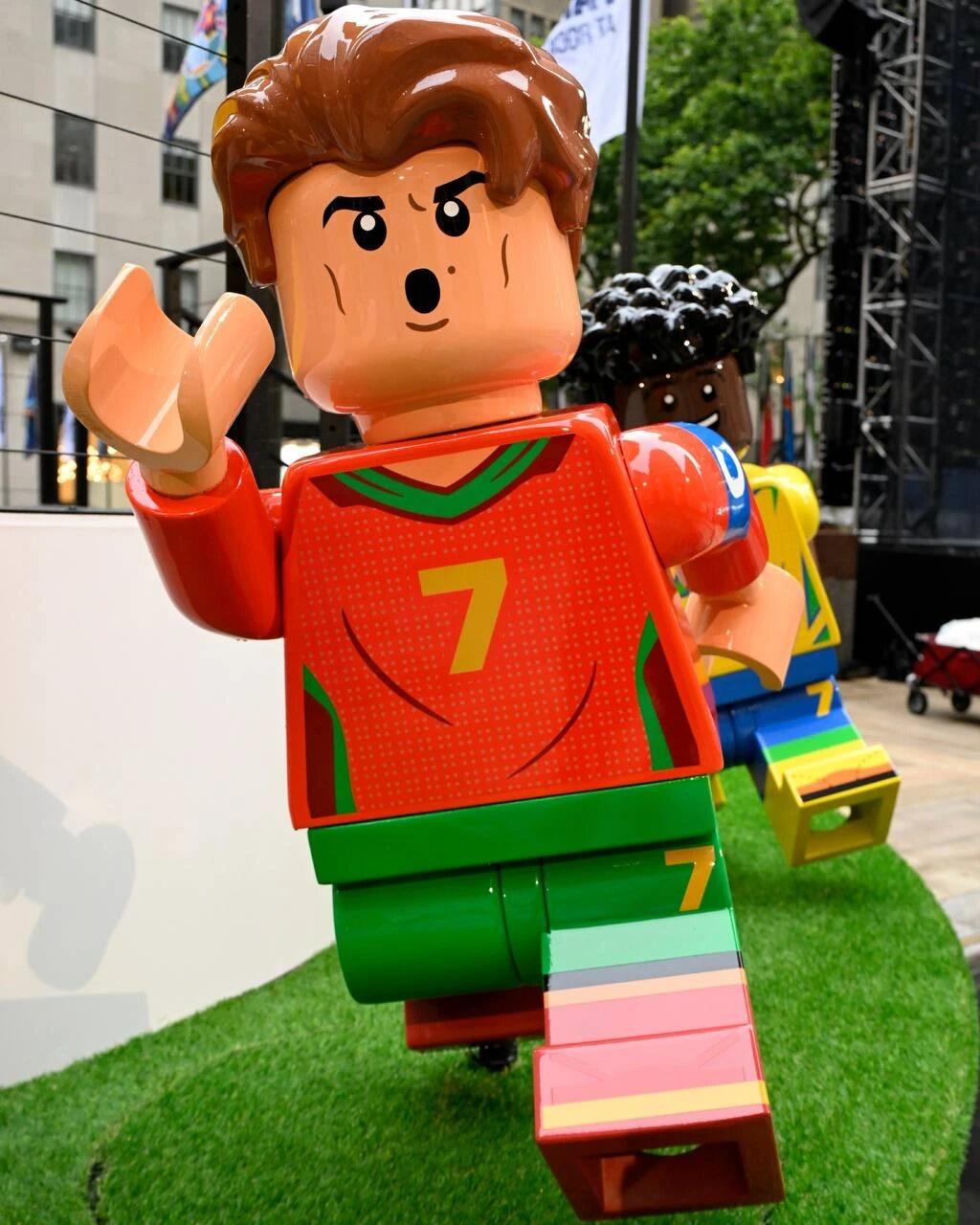 LEGO представила гигантский кубок ЧМ-2026