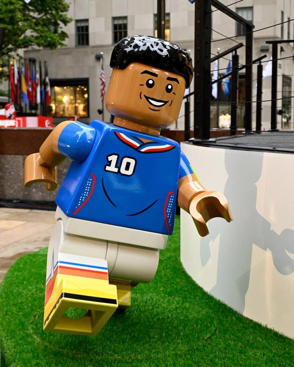 LEGO представила гигантский кубок ЧМ-2026