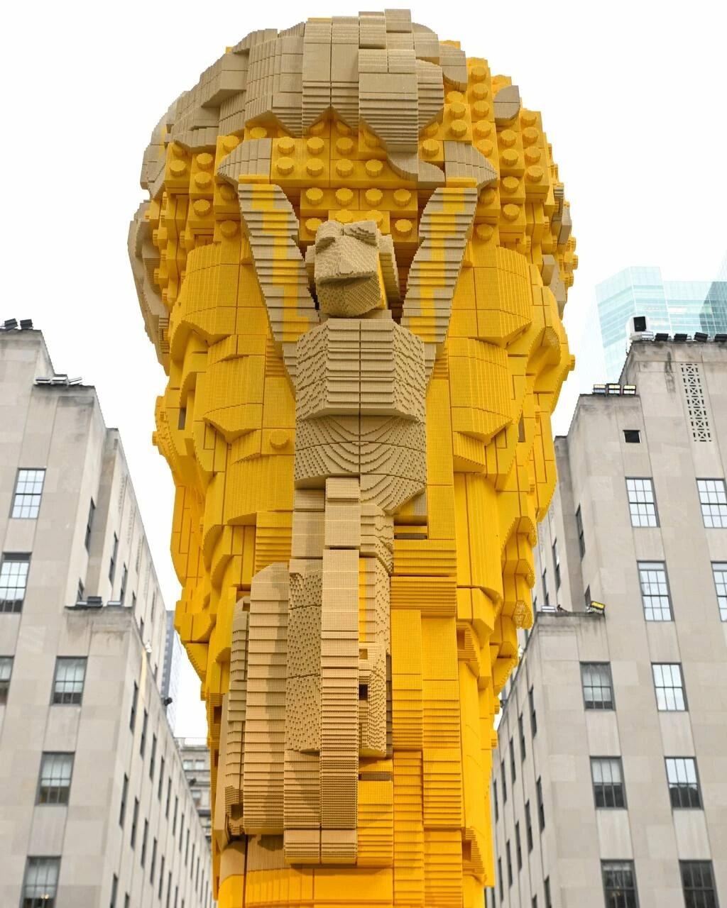 LEGO представила гигантский кубок ЧМ-2026