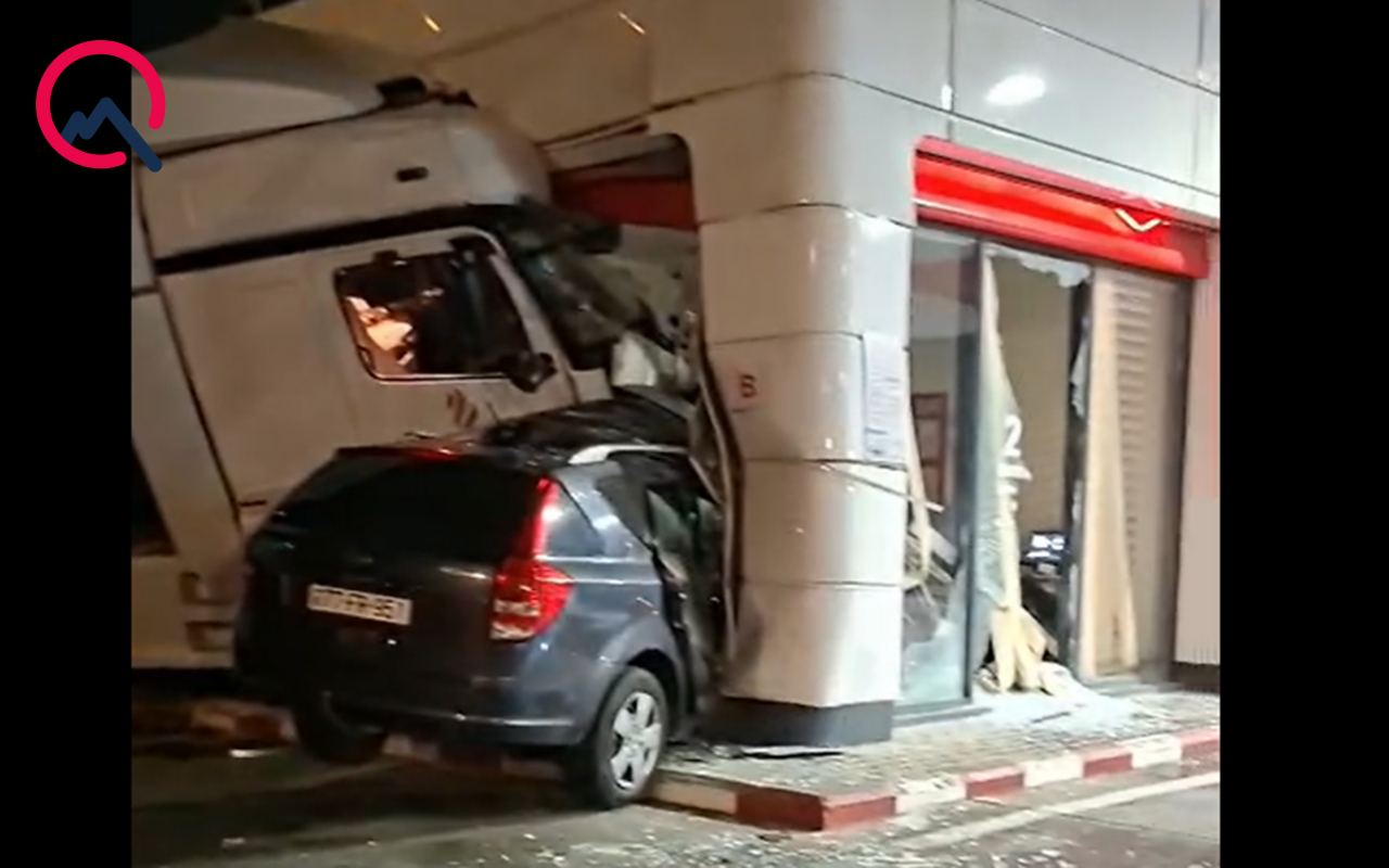 В Баку грузовик и KIA влетели в автозаправку
