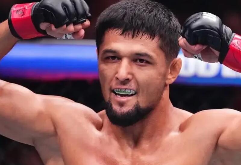 Боец UFC показал подарок после победы на турнире в Азербайджане