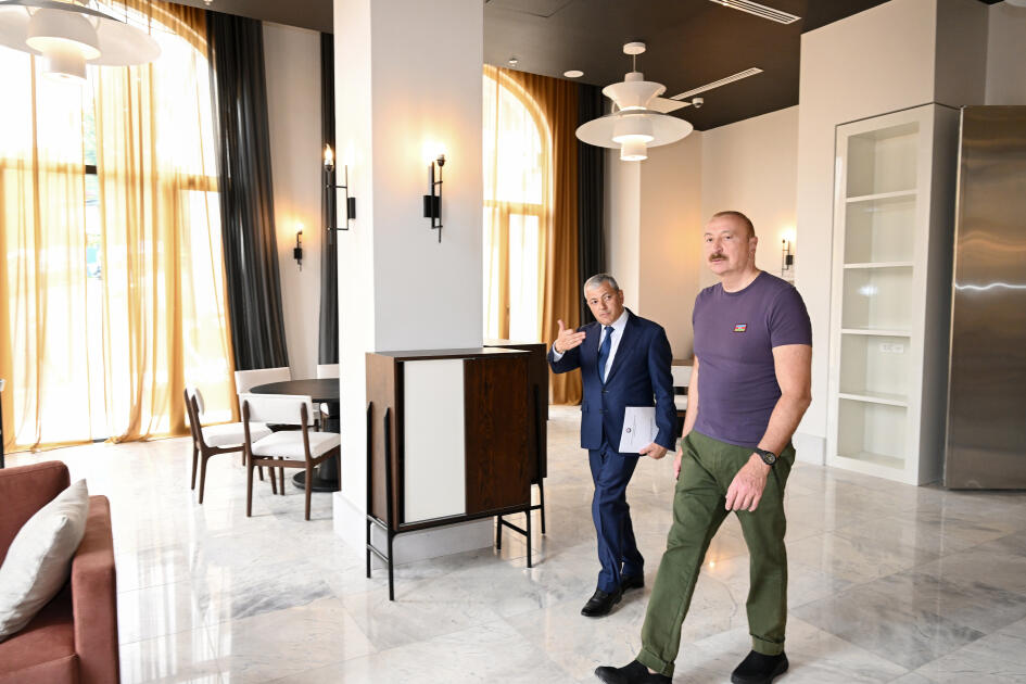 Prezident İlham Əliyev Şuşanın Qarabağ küçəsində dövlət-özəl tərəfdaşlığı çərçivəsində həyata keçirilmiş işlərlə tanış olub