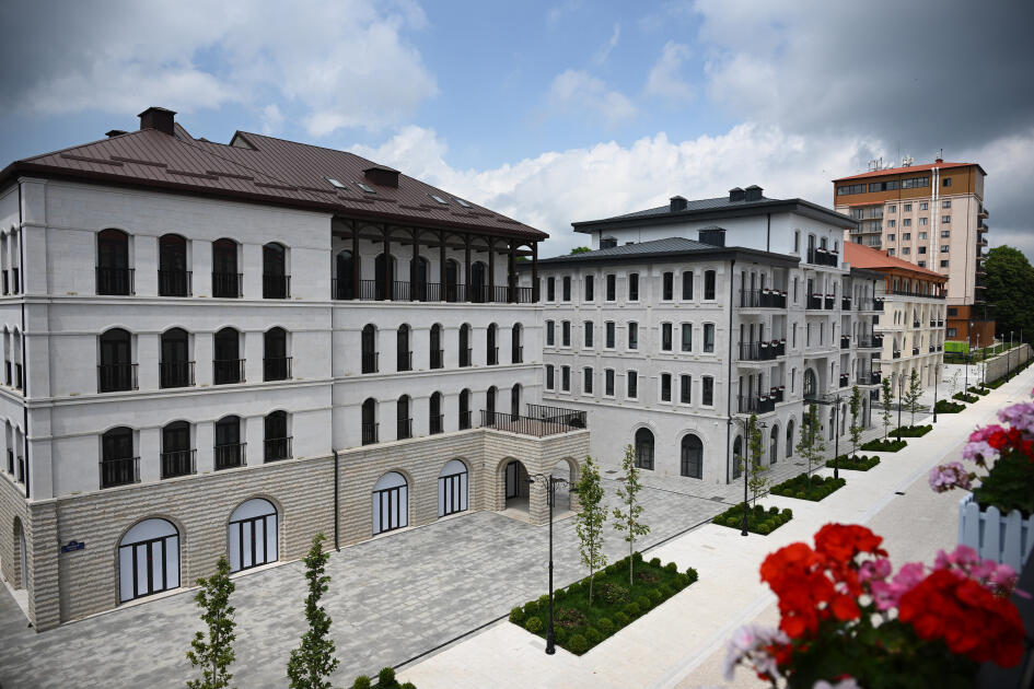 Prezident İlham Əliyev Şuşanın Qarabağ küçəsində dövlət-özəl tərəfdaşlığı çərçivəsində həyata keçirilmiş işlərlə tanış olub